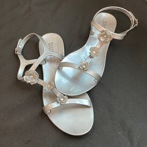 New Badgley Mischka Silver Floral Bahama Jelly T-Strap Flat Sandal - 9